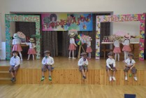BESEDA S DŮCHODCI - VYSTOUPENÍ DĚTSKÉHO SBORU "CHMELÍČEK"